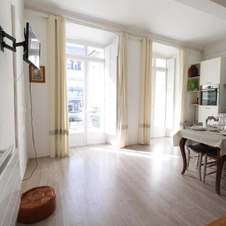 T2 Lumineux Centre Luchon, 4 Pers, Parking, Proche Thermes & Télécabine - FR-1-313-230 - Apartment - 1