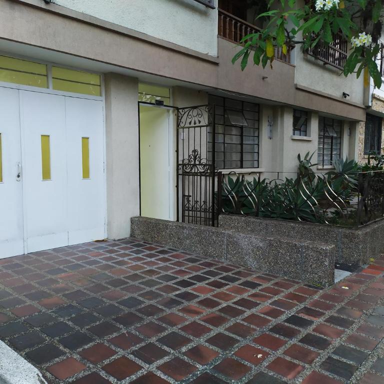 Casa en Laureles Ideal para Familias - Three-Bedroom Apartment - 65