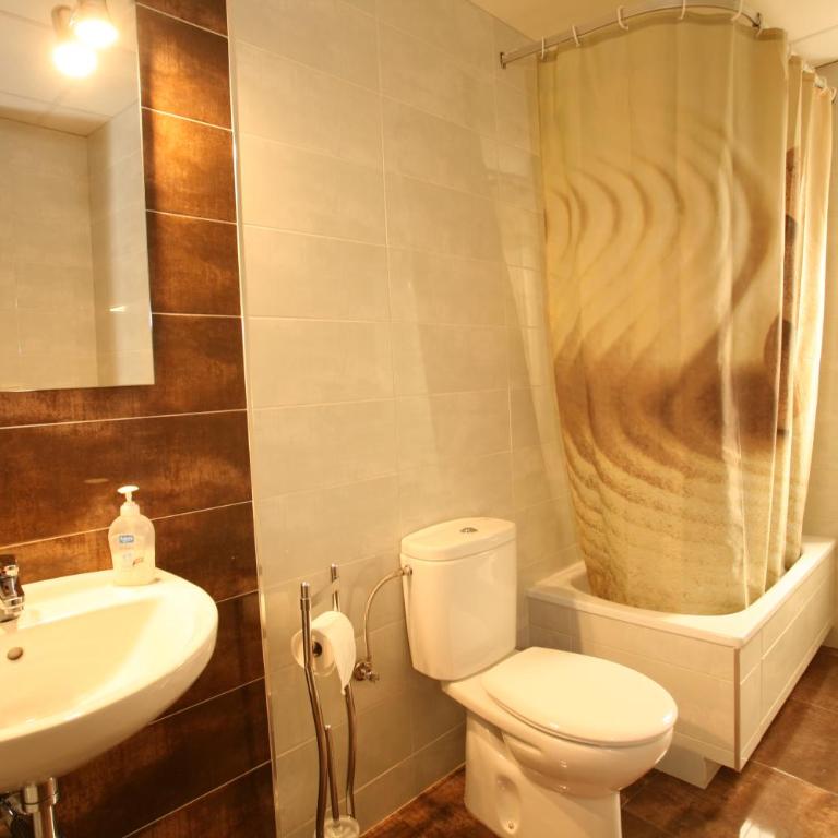 Pension Zurita - Double or Twin Room with Shared Bathroom - 1