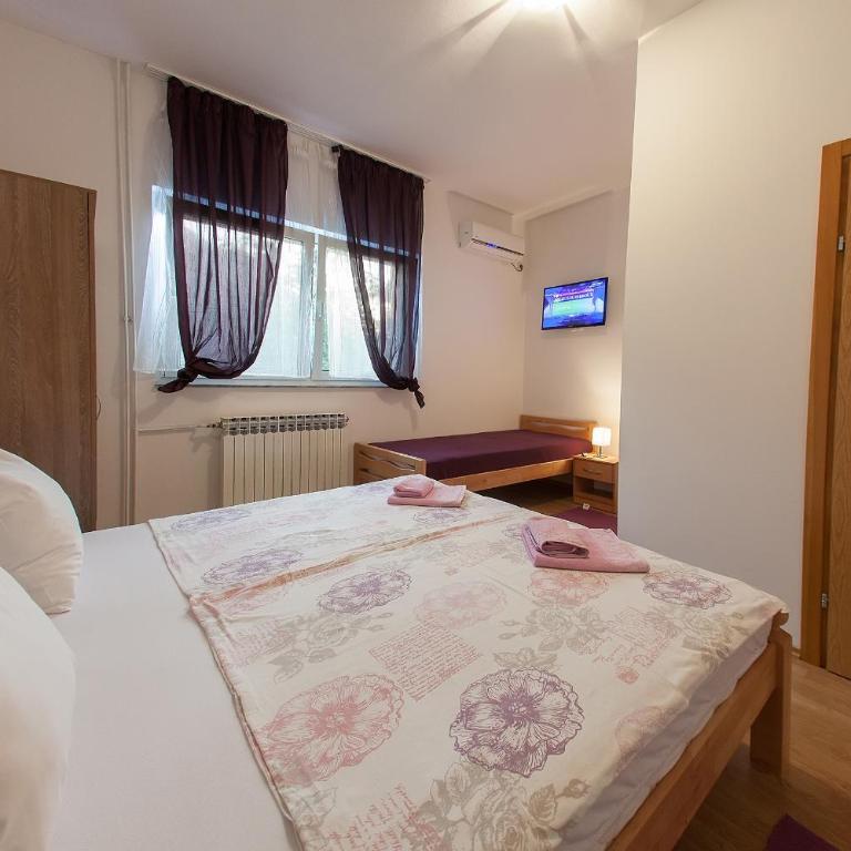 Guesthouse Hortenzija - Triple Room with Private Bathroom - 1