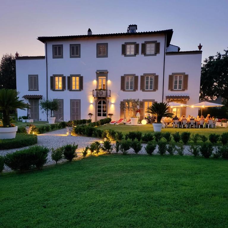 LA VILLA APARTMENTS - Convenient for Sardinia and Corsica - 4 beds - Private Parking included with Camera - Apartment with Garden View - 2
