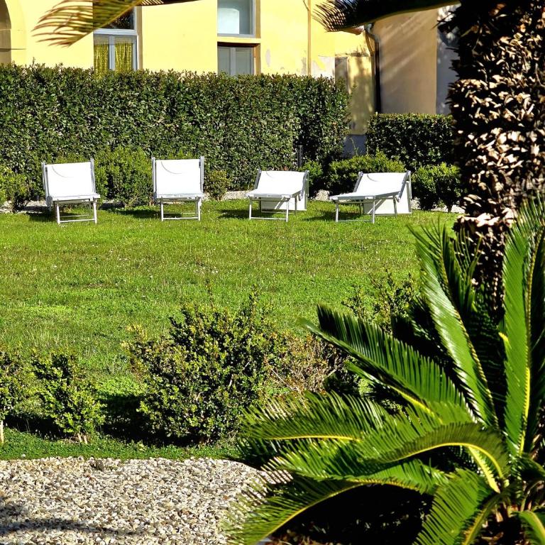 LA VILLA APARTMENTS - Convenient for Sardinia and Corsica - 4-5 beds -Private Parking included with Camera - Appartamento con 2 Camere da Letto - 13