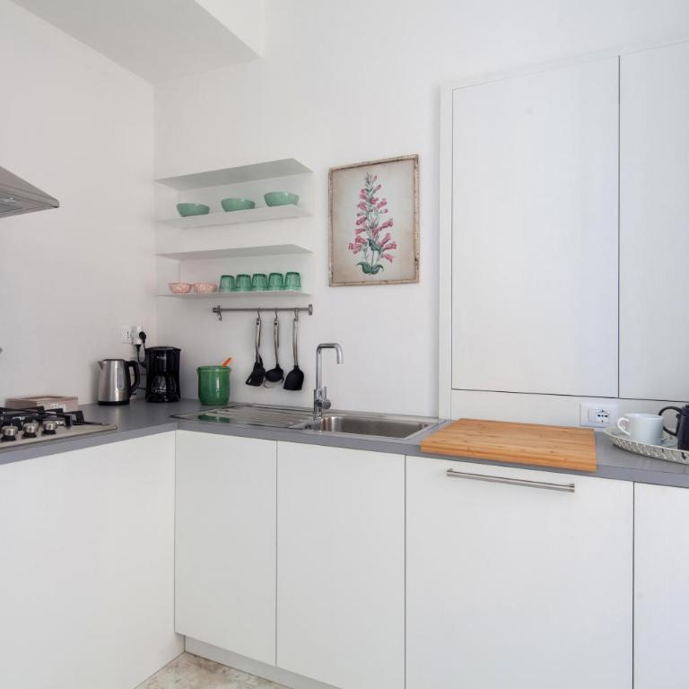 "Vicolo Apartment" Two-story Apartment in the Pedestrian area, 1 AC Master BDR, 1 Single BDR, AC Sitting Room with Sofabed for two people, 2,5 BTH, Private Parking 600mt far just out of LTZ, easy to train and ferries, city life - Two-Bedroom Apartment - 19