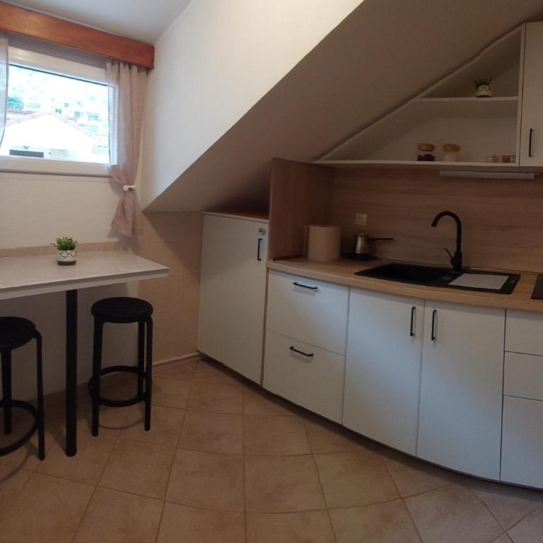 Guesthouse Anita - Double or Twin Room with Sea View and Balcony - 13