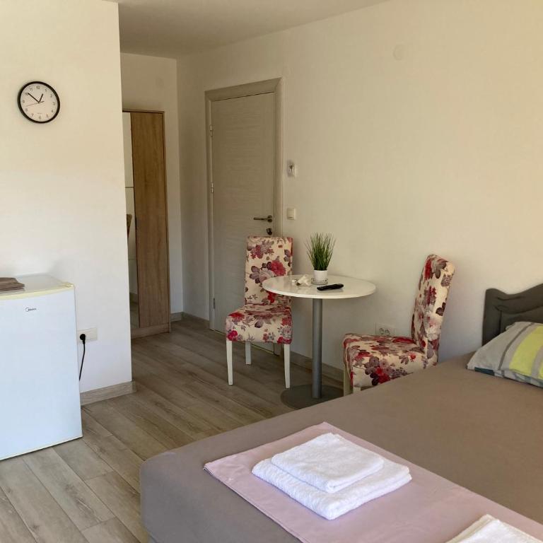 Budva, Jaz, apartmani DIF - Deluks Soba s Bračnim Krevetom i Pomoćnim Ležajem - 1