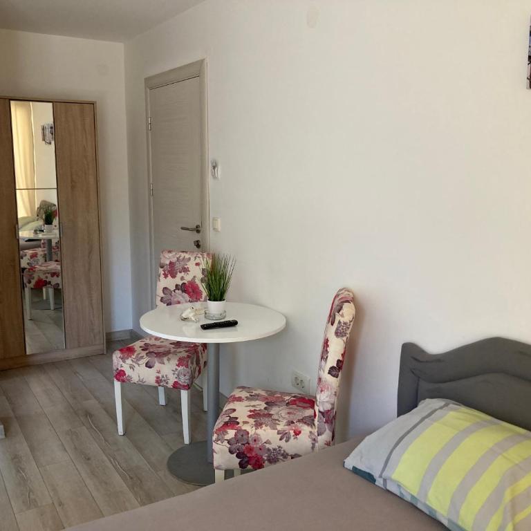 Budva, Jaz, apartmani DIF - Deluks Soba s Bračnim Krevetom i Pomoćnim Ležajem - 7