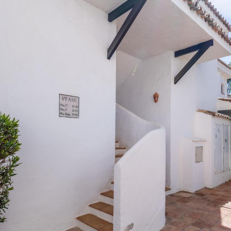 Apartamento con piscina. Los Naranjos de Marbella - Two-Bedroom Apartment - 35
