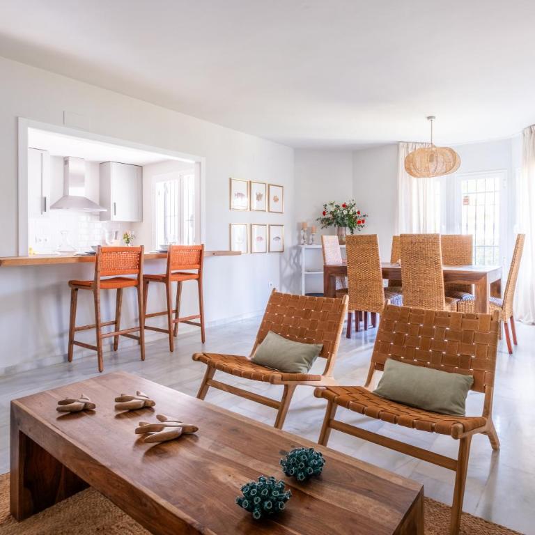 Apartamento con piscina. Los Naranjos de Marbella - Two-Bedroom Apartment - 4