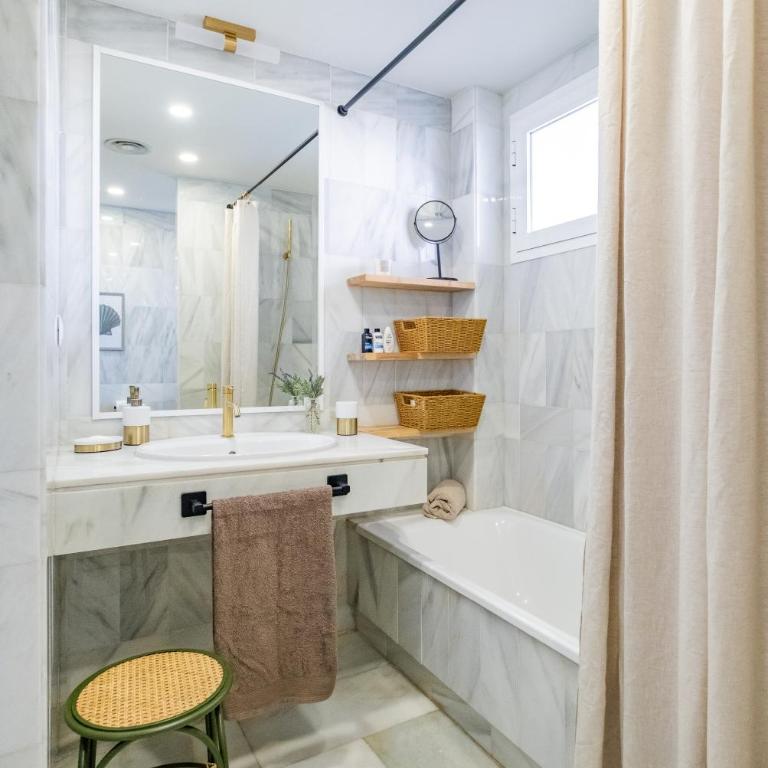 Apartamento con piscina. Los Naranjos de Marbella - Two-Bedroom Apartment - 29