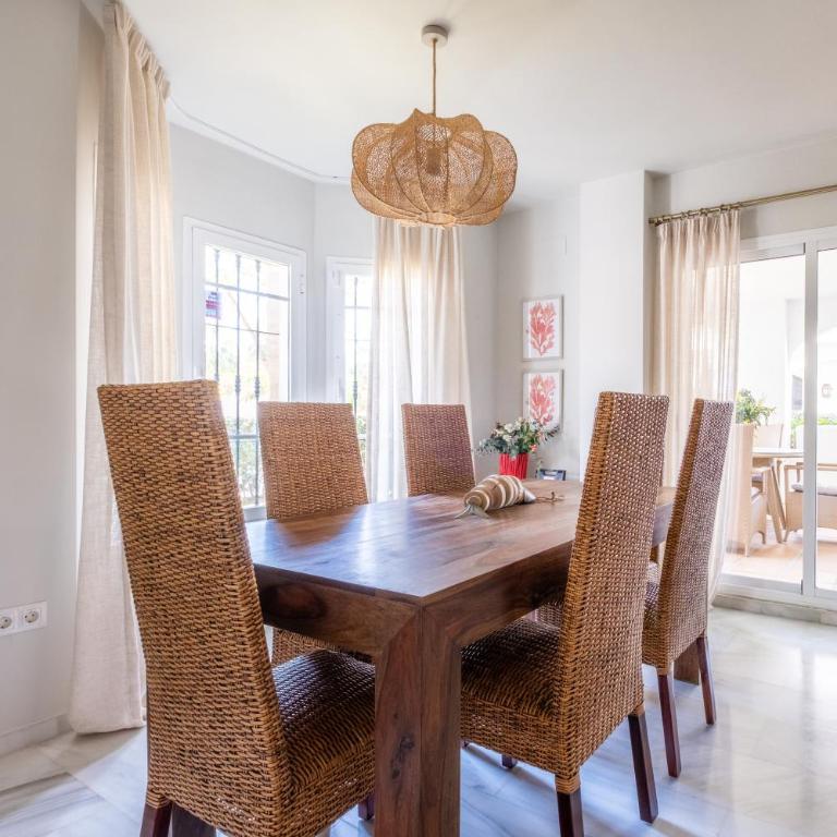 Apartamento con piscina. Los Naranjos de Marbella - Two-Bedroom Apartment - 17