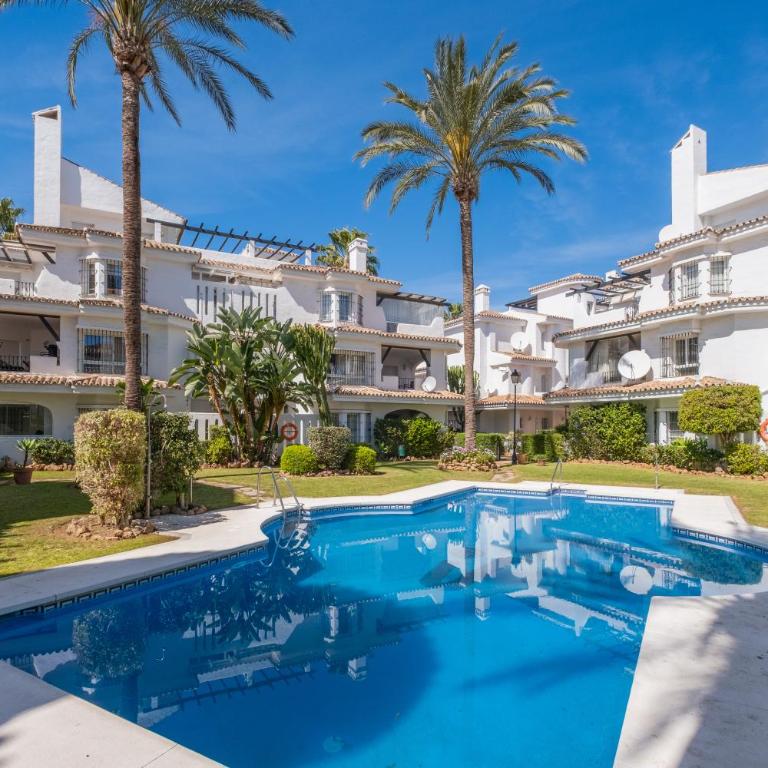Apartamento con piscina. Los Naranjos de Marbella - Two-Bedroom Apartment - 2