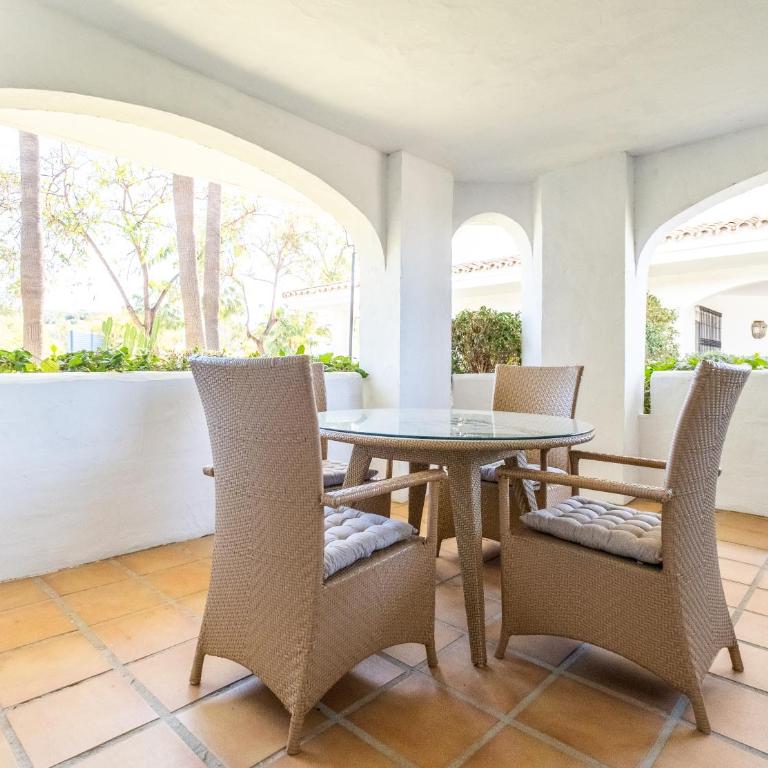 Apartamento con piscina. Los Naranjos de Marbella - Two-Bedroom Apartment - 20