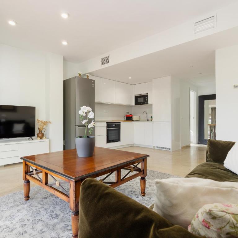 Cozy apartment, with mountain views and large private terrace, on the Golden Mile, Marbella - One-Bedroom Apartment - 9