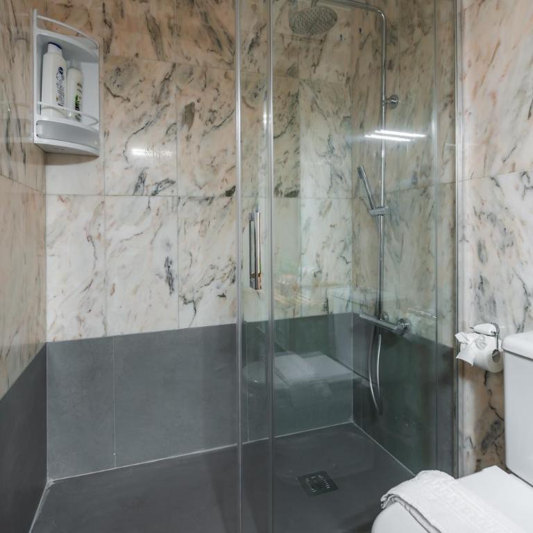 tuGuest Station with Parking - Two-Bedroom Apartment - 32
