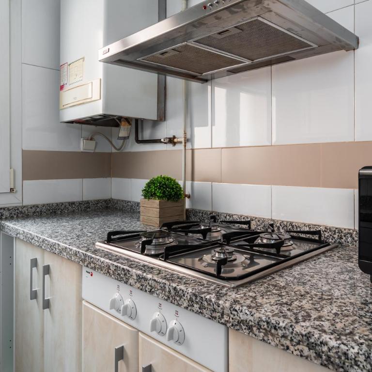 tuGuest Station with Parking - Two-Bedroom Apartment - 35