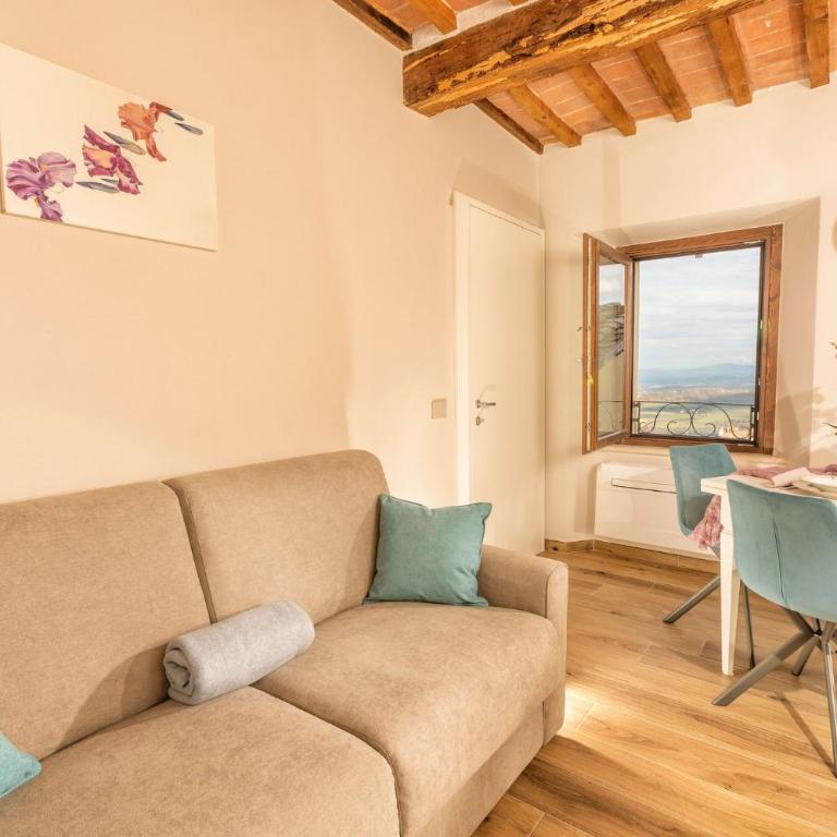 Palazzo Falcinelli Luxury Room in Montepulciano Center with Air Conditioning and Elevator - Camera Tripla con Vista - 3