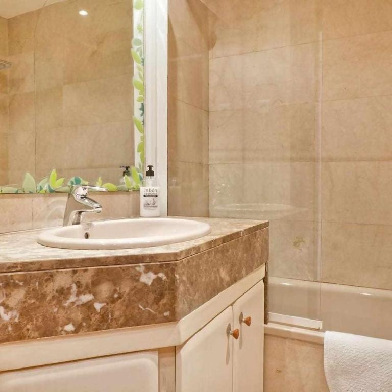 Comfortable 4 rooms 2Bath w balcony - Apartment with Terrace - 14