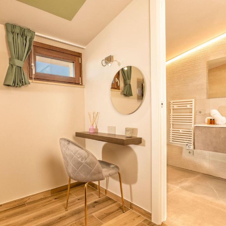 Palazzo Falcinelli Luxury Room in Montepulciano Center with Air Conditioning and Elevator - Camera King con Vista Lago - 7