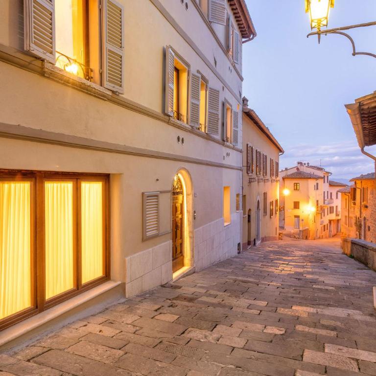Palazzo Falcinelli Luxury Room in Montepulciano Center with Air Conditioning and Elevator - Camera King Standard - 1