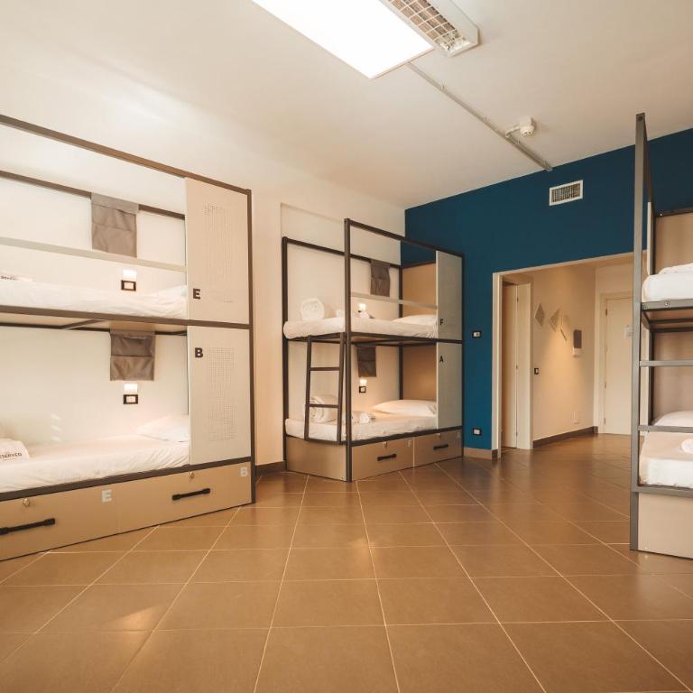 Lecco Hostel & Rooms - Posto Letto in Dormitorio Misto con 6 Letti - 6