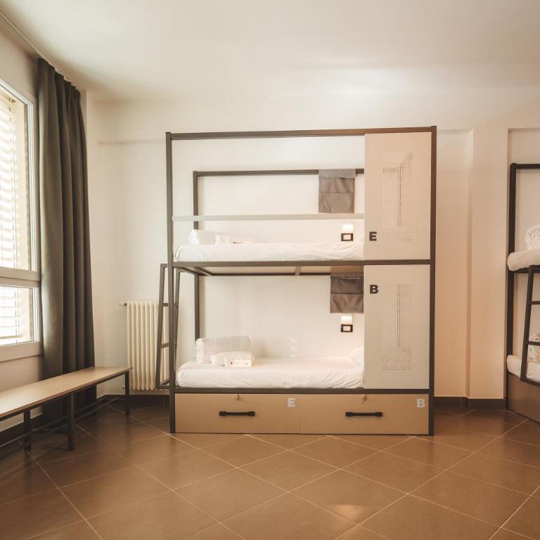 Lecco Hostel & Rooms - Posto Letto in Dormitorio Misto con 6 Letti - 5
