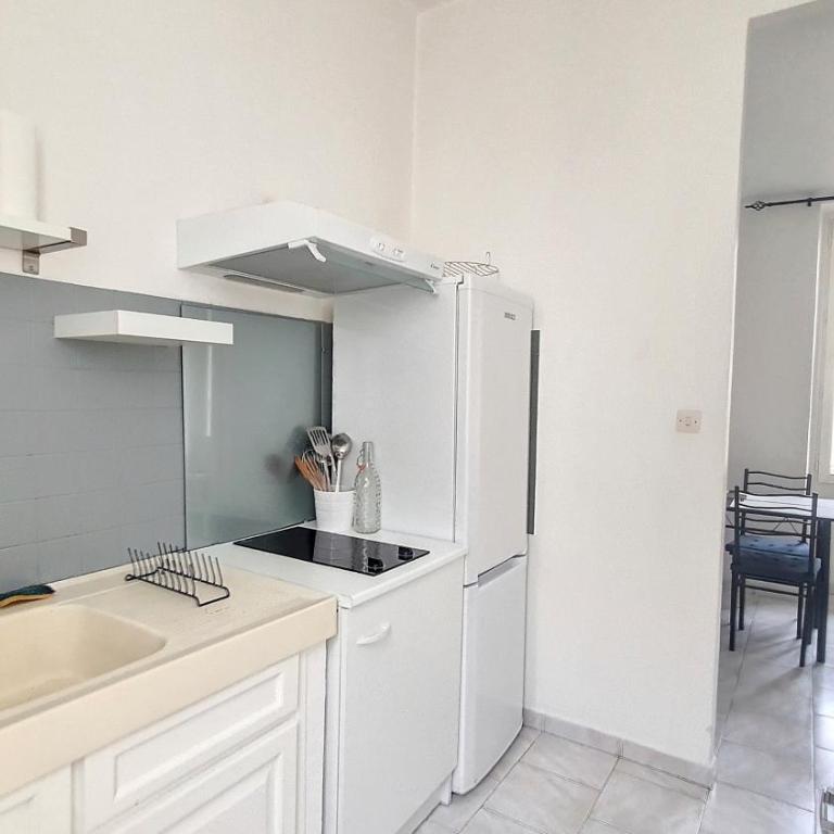 Appartement lumineux, climatisé, cœur de ville. - One-Bedroom Apartment - 4