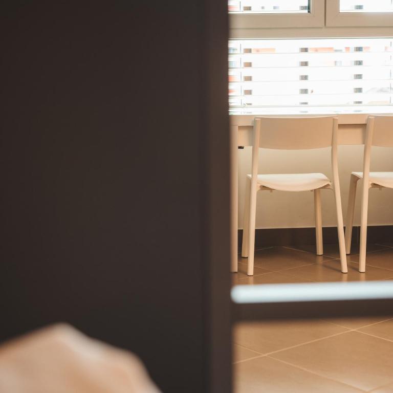 Lecco Hostel & Rooms - Camera Doppia con Letti Singoli con Bagno Privato - 5