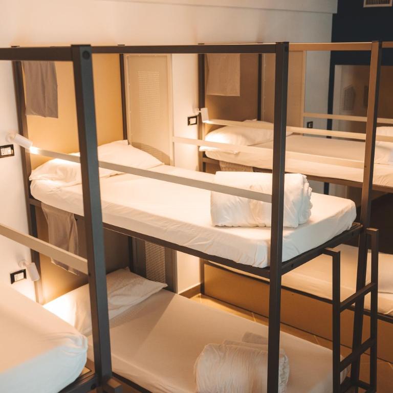 Lecco Hostel & Rooms - Posto Letto in Dormitorio Misto con 6 Letti - 2