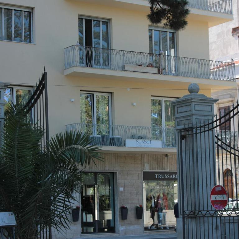 Sunset Guest House - Camera Tripla con Balcone - 19