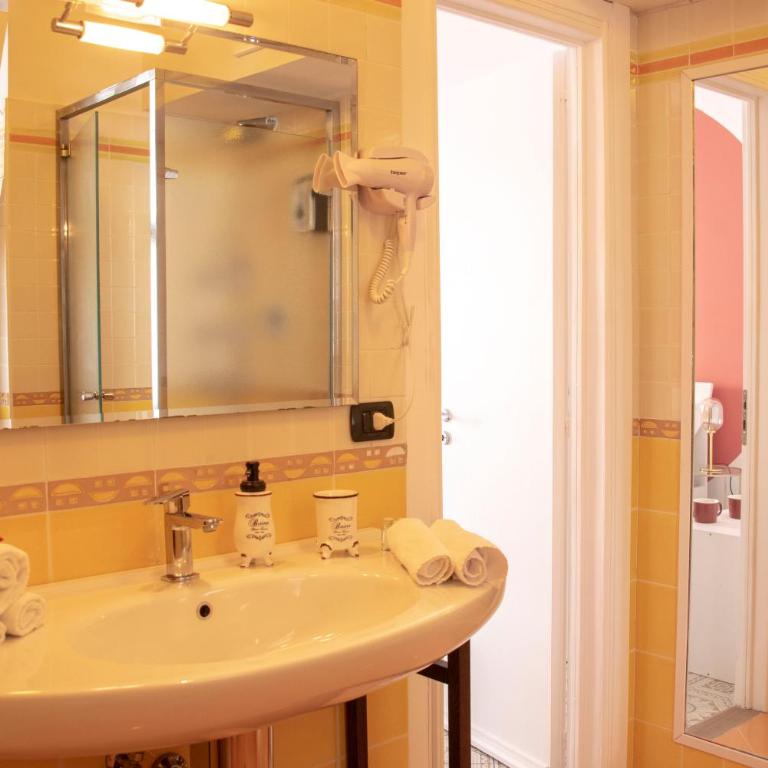 Reginella Guest House - Camera Tripla con Bagno Privato - 12