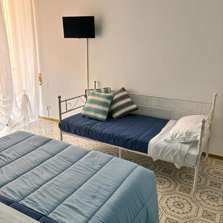 Reginella Guest House - Camera Tripla con Bagno Privato Esterno - 10