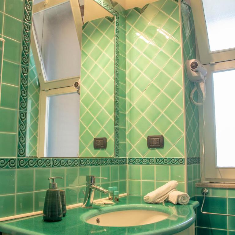 Reginella Guest House - Camera Tripla con Bagno Privato Esterno - 11
