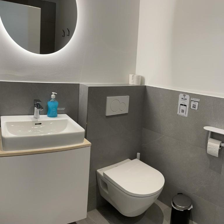 Waldblick - Neubau - Self-Check-In - kein Verkehr - am Wald - Parkplätze vor Tür - apartment or double room - Doppelzimmer mit eigenem Bad - 10