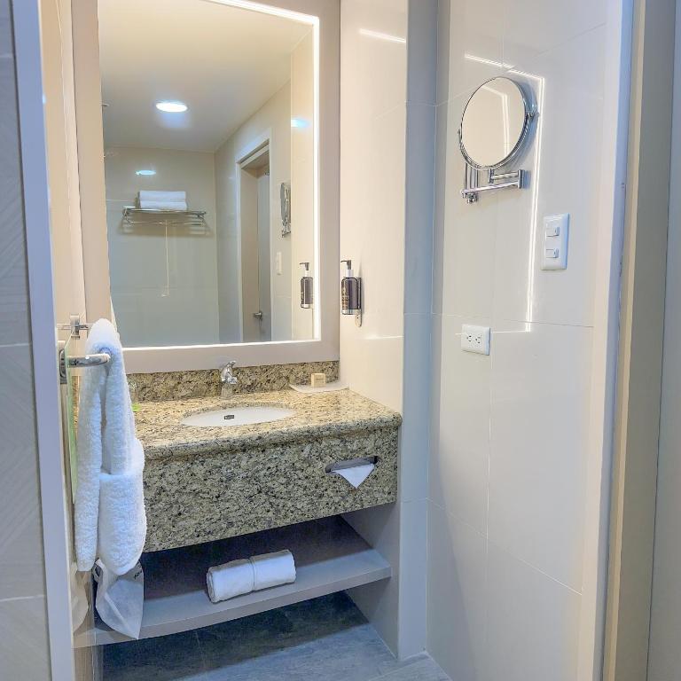 La Quinta by Wyndham Quito - Habitación Doble Business con cama extragrande - No fumadores - 4