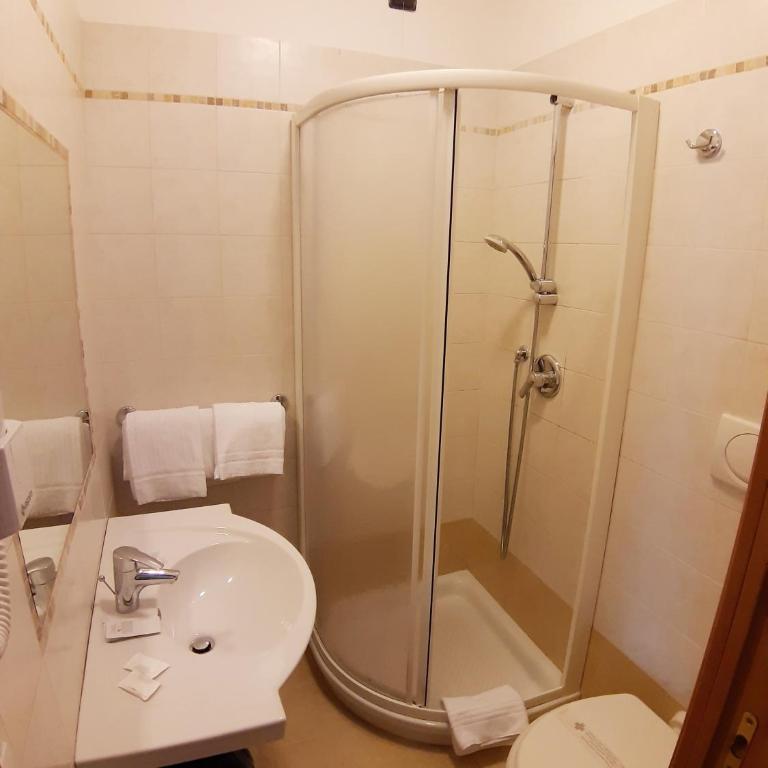 Colosseo Roma - Camera Matrimoniale/Doppia con Letti Singoli con Bagno Privato - 17