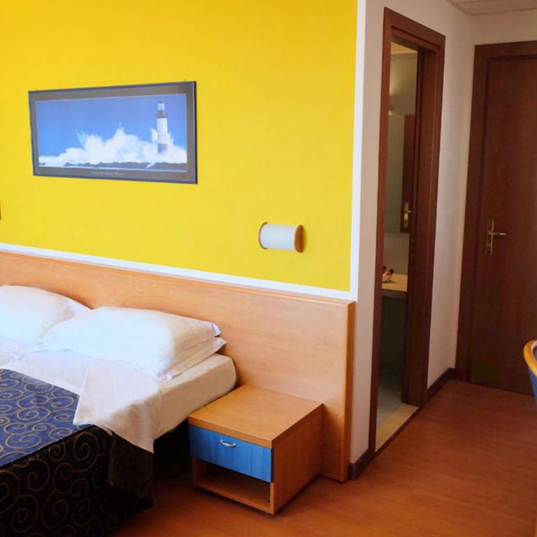 Hotel Fenix - Camera Doppia con Letti Singoli con Vista Parziale sul Mare - 1