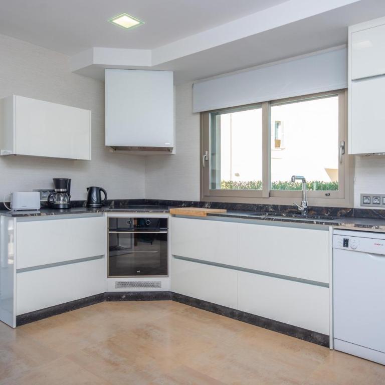 Joan - Three-Bedroom House - 12