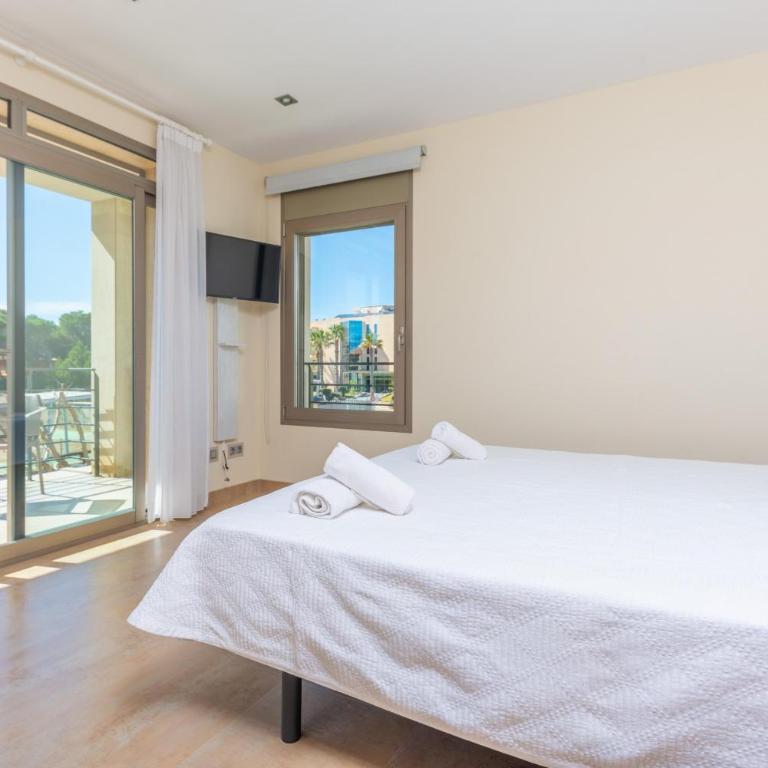 Joan - Three-Bedroom House - 17