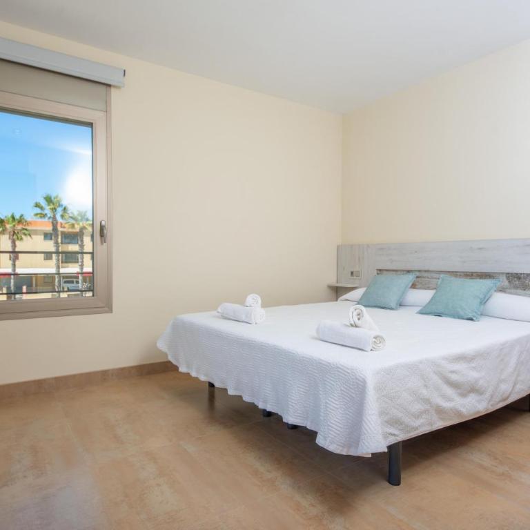 Joan - Three-Bedroom House - 18