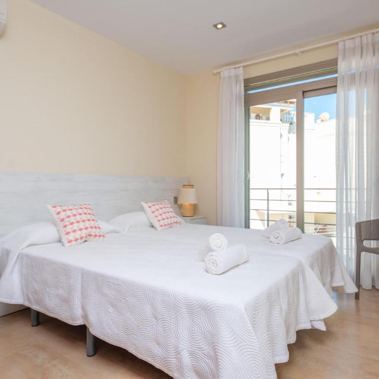 Joan - Three-Bedroom House - 20