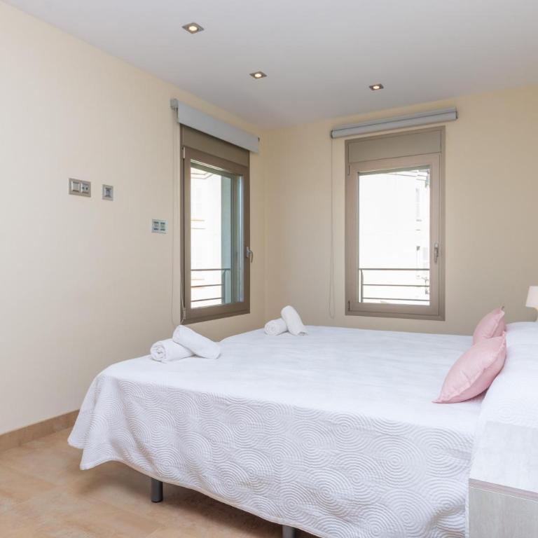 Joan - Three-Bedroom House - 24