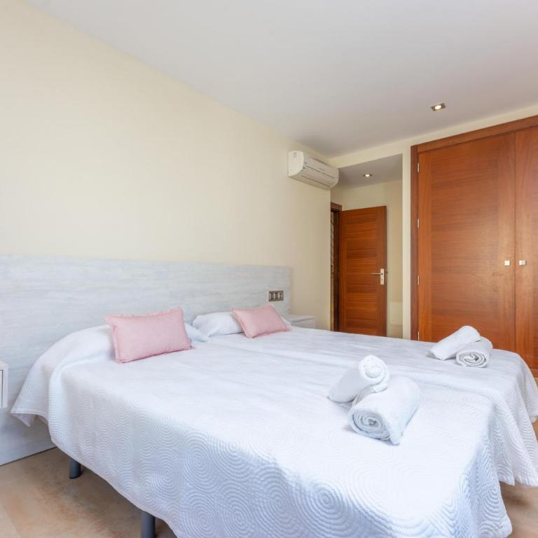 Joan - Three-Bedroom House - 27
