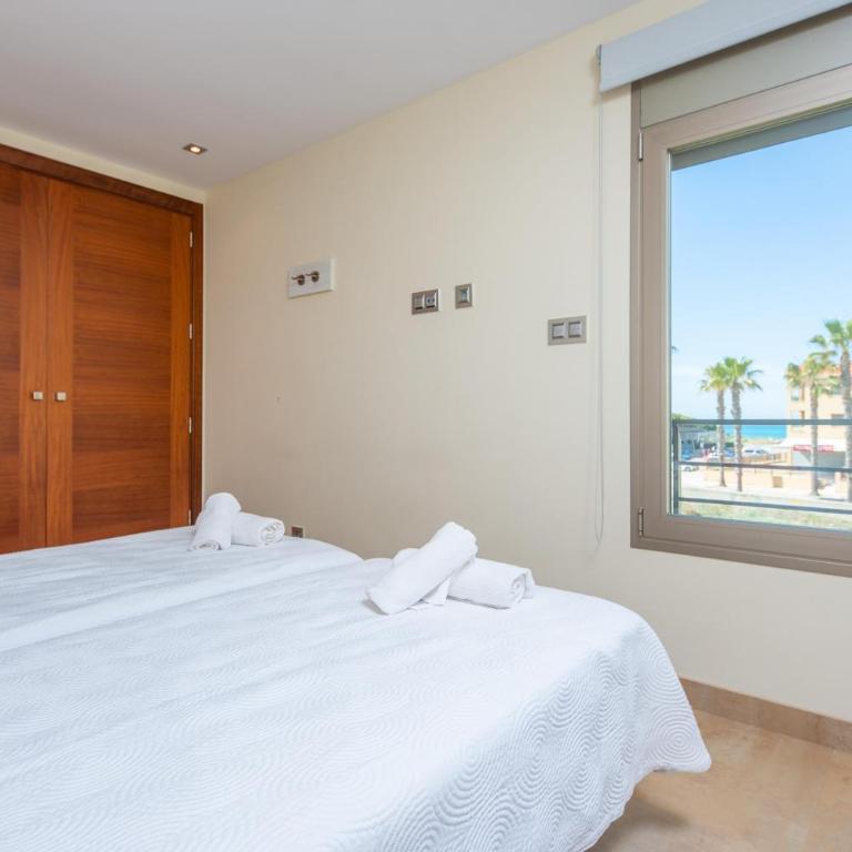 Joan - Three-Bedroom House - 26