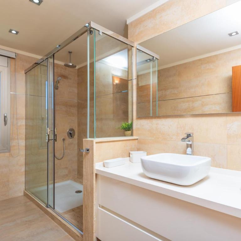 Joan - Three-Bedroom House - 28