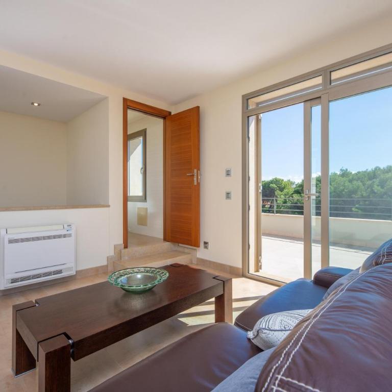 Joan - Three-Bedroom House - 31