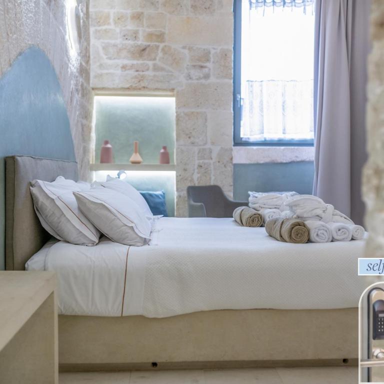 Vico Bianco Raro Smart Rooms Collection - Deluxe King Room - 14