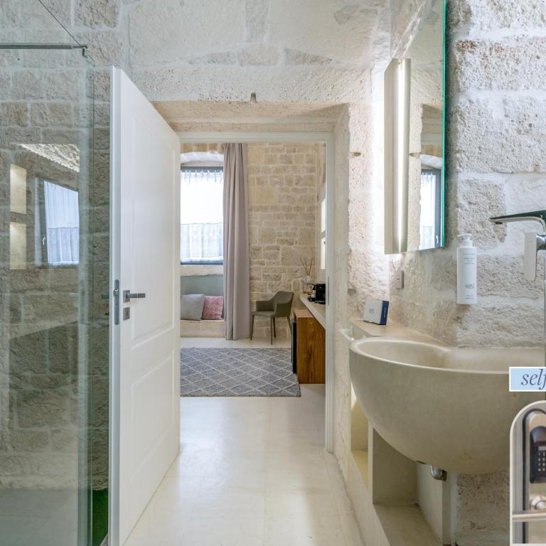 Vico Bianco Raro Smart Rooms Collection - Deluxe King Room - 25