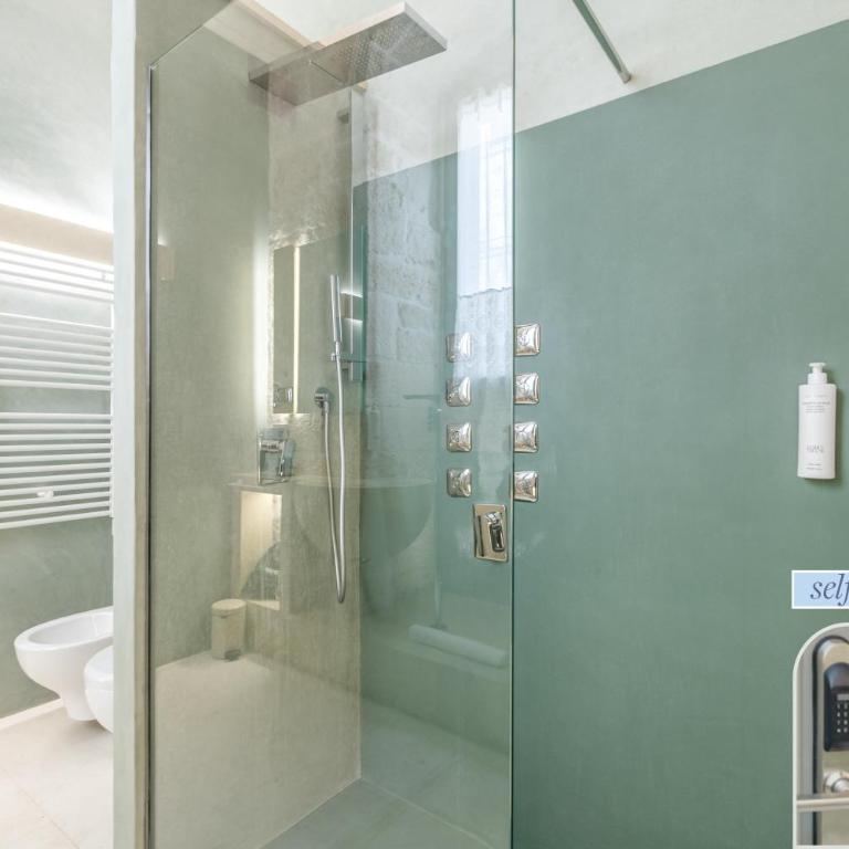 Vico Bianco Raro Smart Rooms Collection - Deluxe King Room - 18