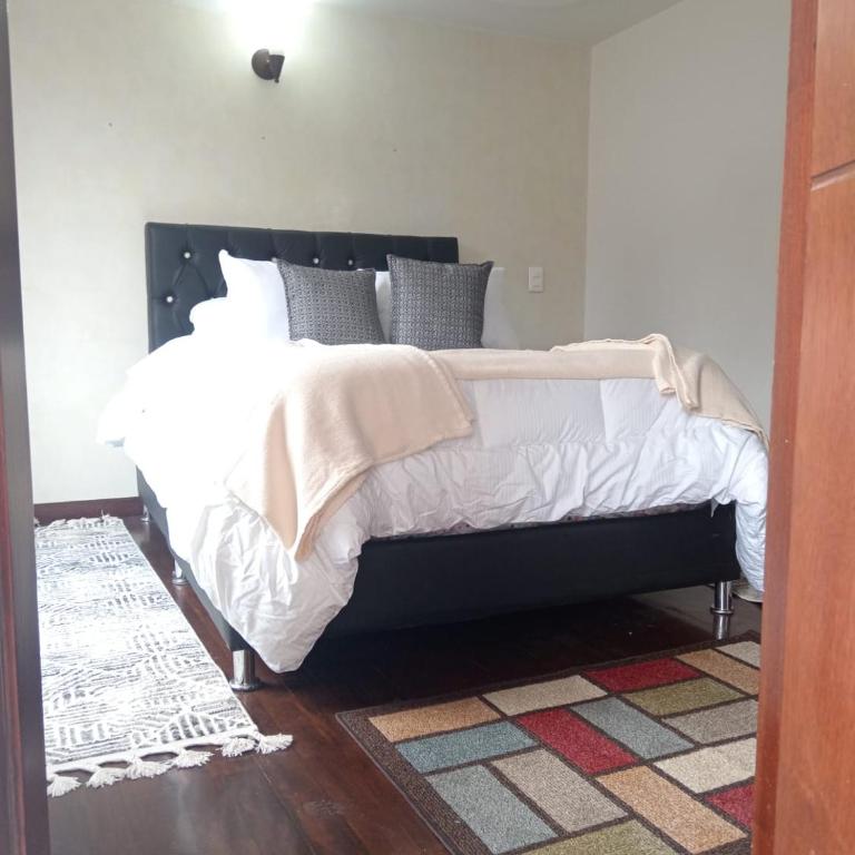 Habitación central con balcón, baño privado y parqueadero - Double Room with Private Bathroom - 2