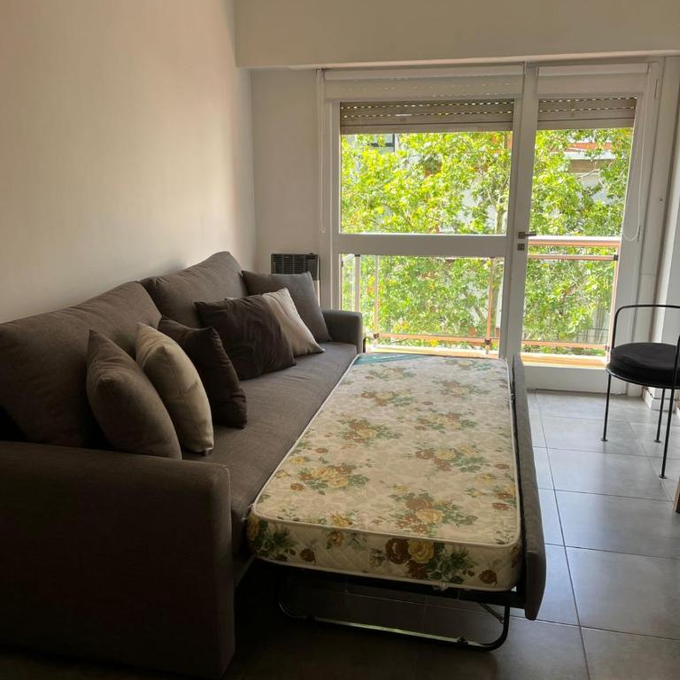 Zona Guemes 1 ambiente a la calle - One-Bedroom Apartment - 2